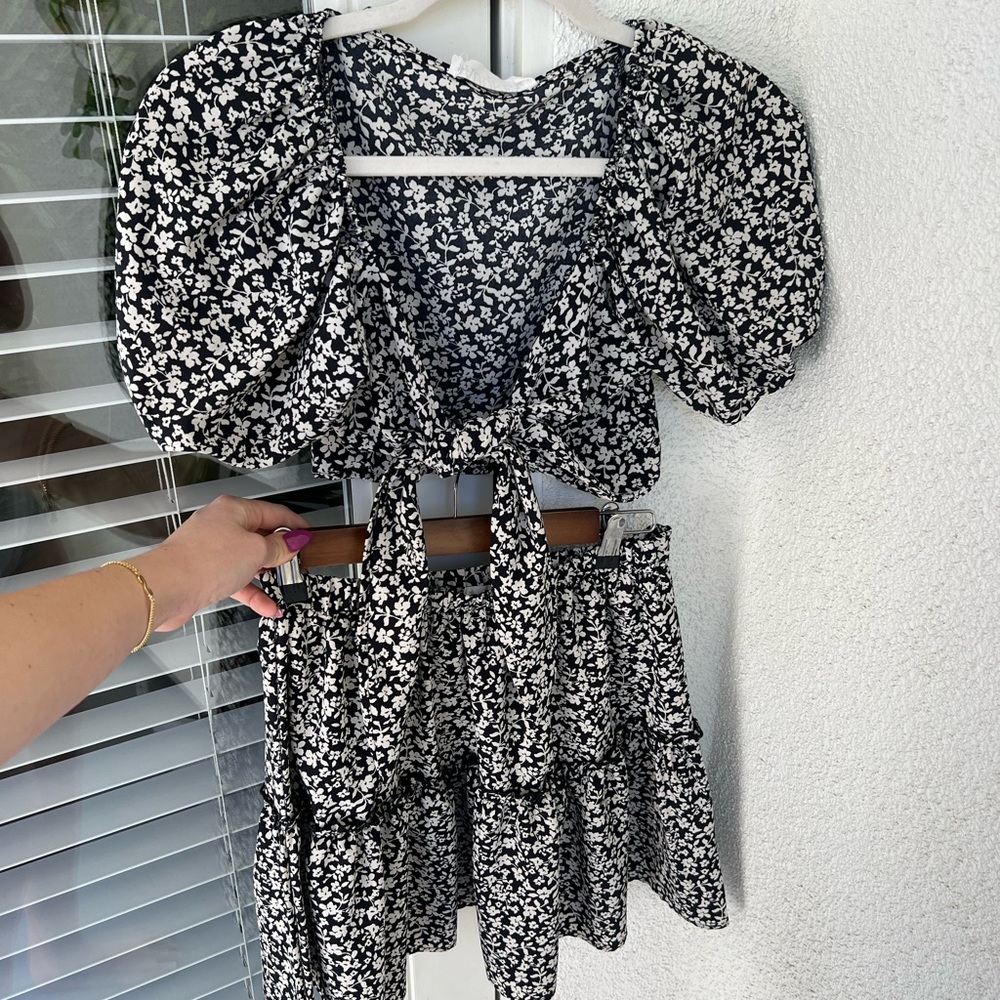 Chic Flowered Set - image 4